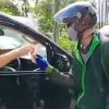 Viral Pengendara Alpard Bermasker Bagi-bagi Duit Rp 100 Ribu ke Driver Ojol